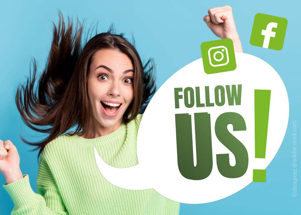 Begeisterte junge Frau fordert zum Folgen auf Social Media auf. Instagram- und Facebook-Logos sind mit einem Sprechblasendesign zu sehen, das "FOLLOW US!" verkündet.
